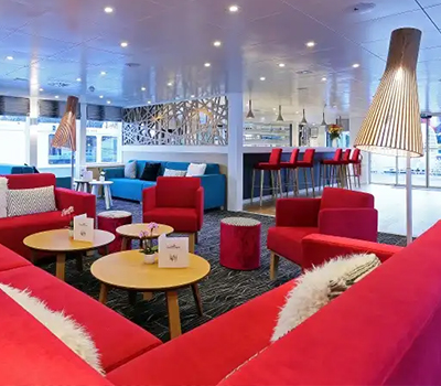 每船皆含吧檯與舞池