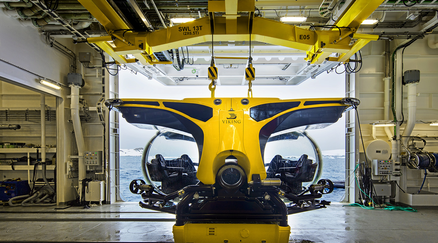 黃色潛水艇 特別提供 6人座位 黃色彩繪潛水艇 Yellow Submarine  , 不但支持極地科研外更提供旅客有機會自費一探極地海底280度的觀光體驗